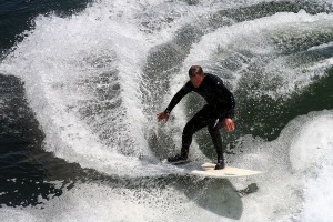 800px-Surfer_in_california_2